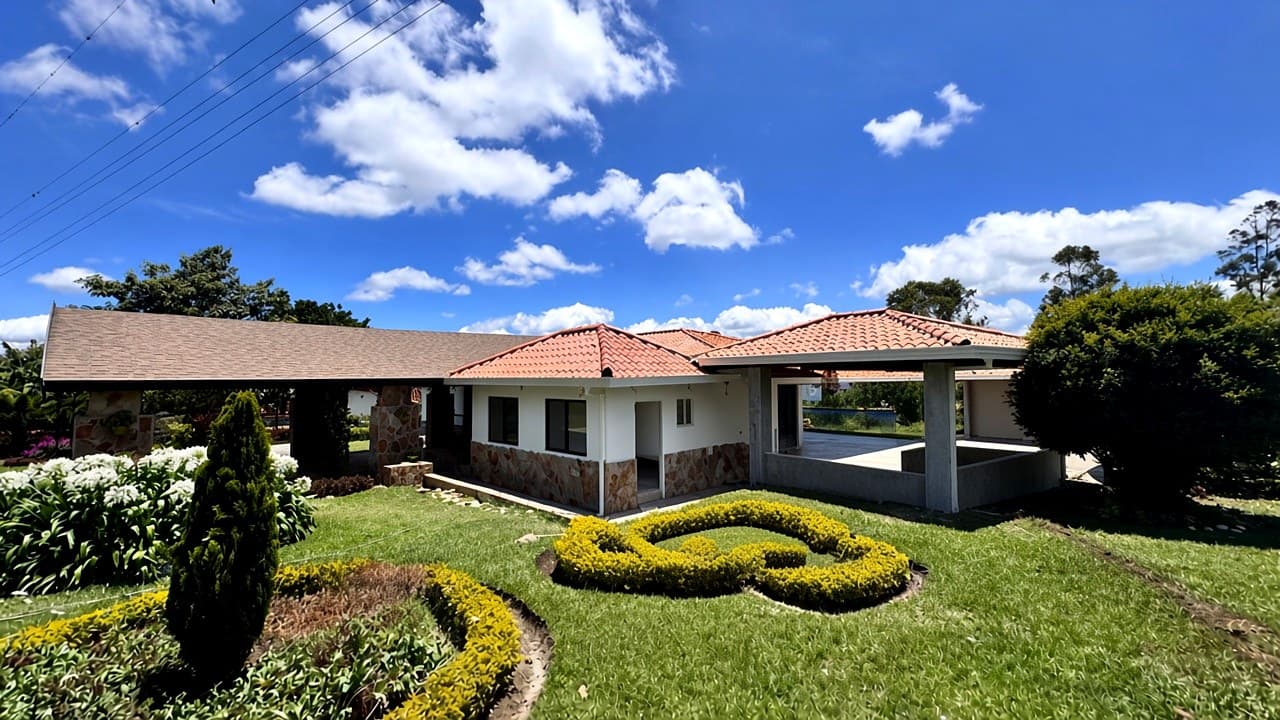 Country house and garden in Floridablanca, Santander