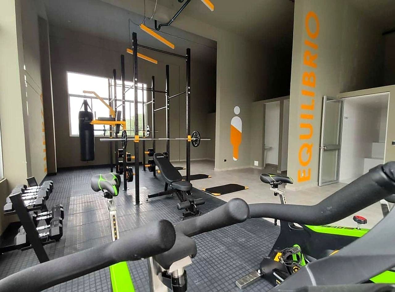 Gym and amenities at the TM2 building in Bucaramanga